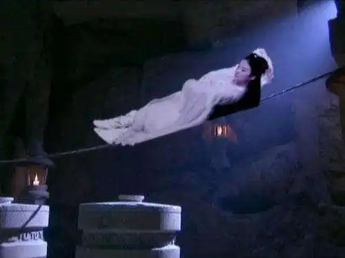 刘亦菲南烟斋笔录新剧照倚秋千小憩,仿若13年前小龙女荡秋千