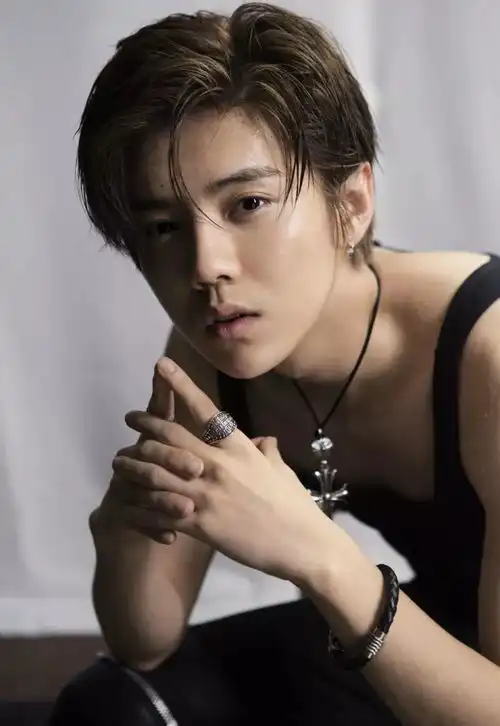 鹿晗很帅,关晓彤很美不过他们的恋情很多疑点
