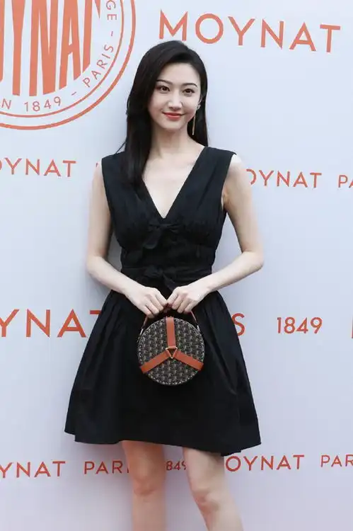 景甜亮相三里屯梦回司藤,穿小黑裙气质高冷,就是法令纹拖后腿了