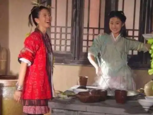 无法重拍瞬间每张都特经典,骑马的观音菩萨,纹狼头的乔峰,炒菜的刘亦菲

