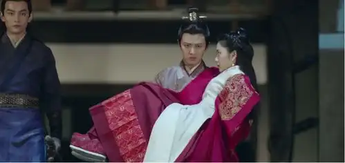 锦衣之下再现名场面,陆绎只身入险救新娘今夏,公主抱成亮点
