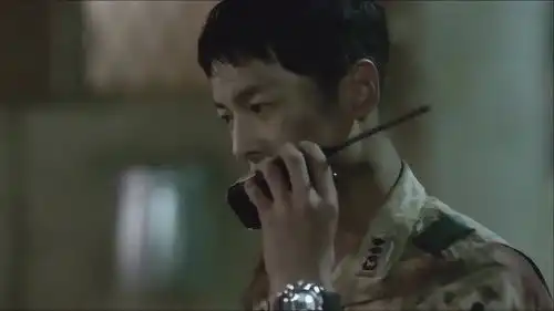 太阳的后裔里美女送兵哥哥们汉堡吃,看着我也想吃
