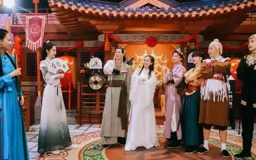 周震南新鲜剧照路透,古装造型抢眼,脸和嘴里的馒头一样大,爱了
