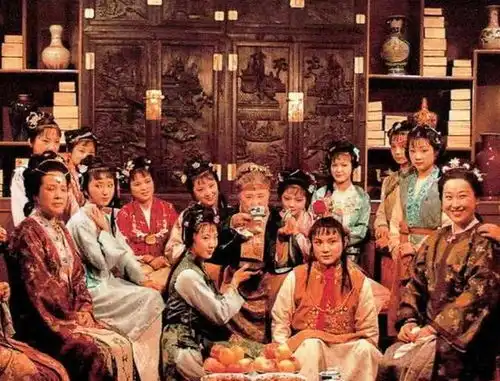 87版红楼欧阳奋强回忆,她太美了,剧组的小伙子都暗恋她
