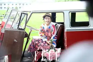 组图周冬雨写真拍摄花絮照曝光鬼马俏皮童心未泯大玩吹泡泡
