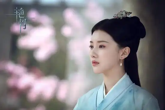 王鹤润女扮男装艳骨不畏生死闯敌营
