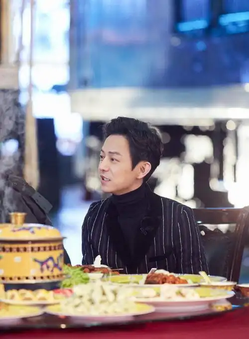 他主持快本22年,今穿高领衫配条纹西装,46岁依旧少年