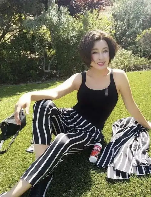 刘晓庆仗着滤镜就任性穿汗衫配条纹裤扮嫩,细看一点皱纹都没有
