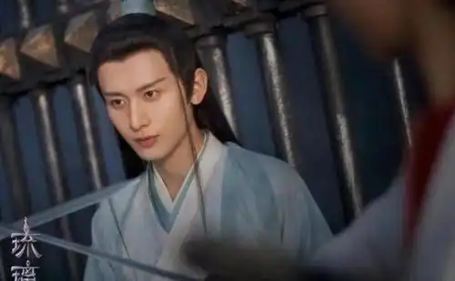 南风知我意再晒剧照,成毅受伤拄拐杖,脆弱感绝了