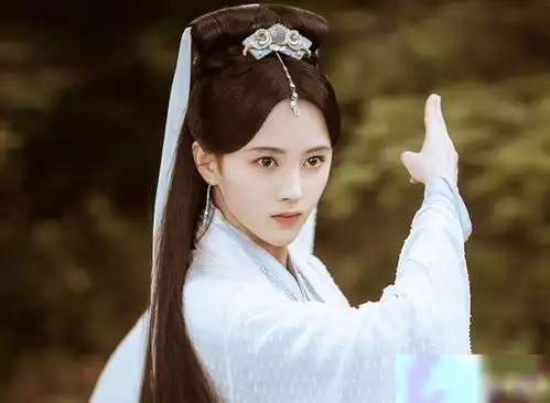 鞠婧祎早年扮小龙女照被扒,娇小又清纯,然而又遭吐槽换了头