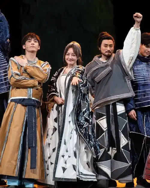 明道薛佳凝音乐剧演出大获成功,卡司阵容强大,胡歌于正等捧场