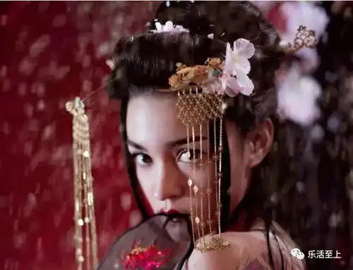 岂止蔡少芬李嘉欣关之琳,刘銮雄真正的后宫大戏,养活一半香港娱记
