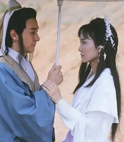 小青也饰演过姐姐白素贞,看到剧照之后,网友这才是经典