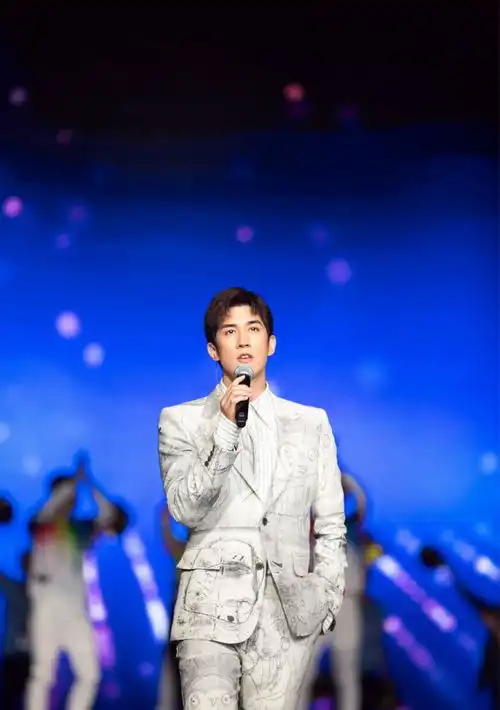 李治廷出席第九届北京国际电影节开幕式在新时代舞台做勇敢追梦人
