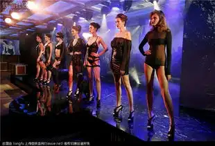 俄罗斯内衣展现场上演美女与野兽
