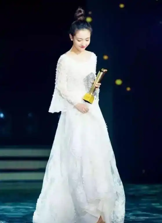她是武大最美校花,跑龙套多年,终凭反面角色走红

