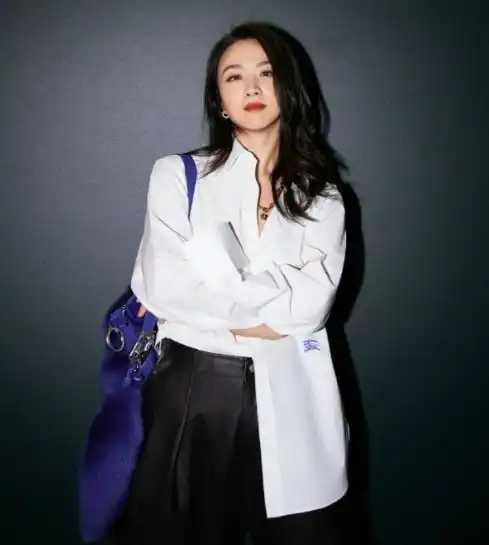 吴彦姝和汤唯同台亮相,时尚穿搭引关注