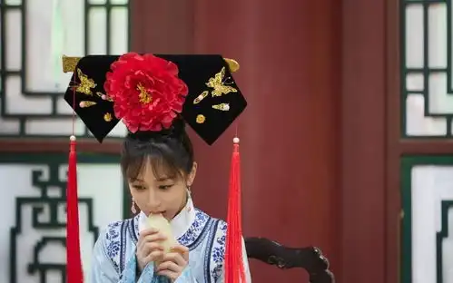 杨紫挑战清宫造型温婉大气,旗头cos紫薇格格俏皮可爱
