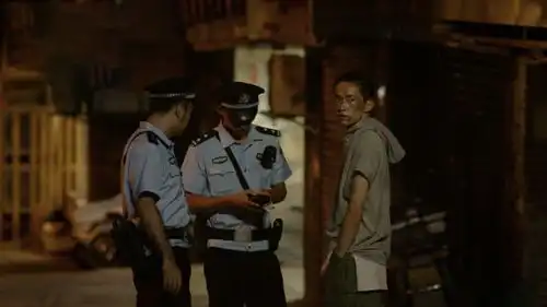 15年后,霸凌者仍得意洋洋,他决定起诉