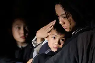 汤唯武侠母子剧照扎头巾指甲存满泥村范足