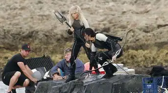 饥饿游戏2曝探班照詹妮弗哈切森水上射箭
