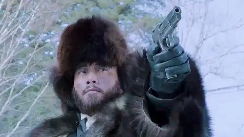 智取威虎山栾平被枪决摔下悬崖,不料悬崖下有人在等他,精彩了