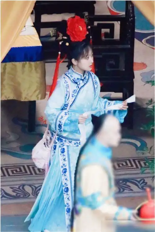 杨紫最新路透照,模仿还珠格格紫薇造型少女脸爆棚
