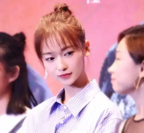 皓镧传剧照曝光,吴谨言造型还是不行,竟被46岁的宁静给秒了
