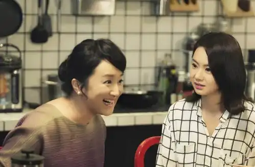 64岁年轻妈妈火了,性感身材登上杂志封面,被误认儿子女友
