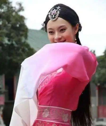 古装剧女主只穿过一次的衣服,是惊艳还是丑,周迅是穿了身鹅毛