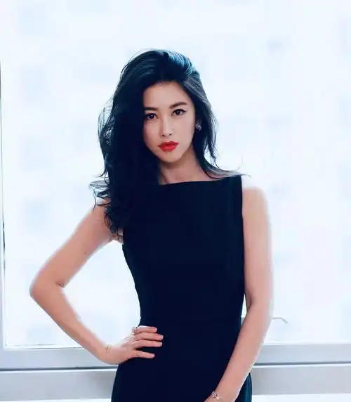 梨涡美人朱珠大婚,8年连登全球最美面孔,穿修身裙妩媚动人
