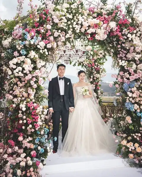 泪之女王金秀贤金智媛婚礼剧照怎么这么眼熟超像炫彬孙艺真婚礼现场