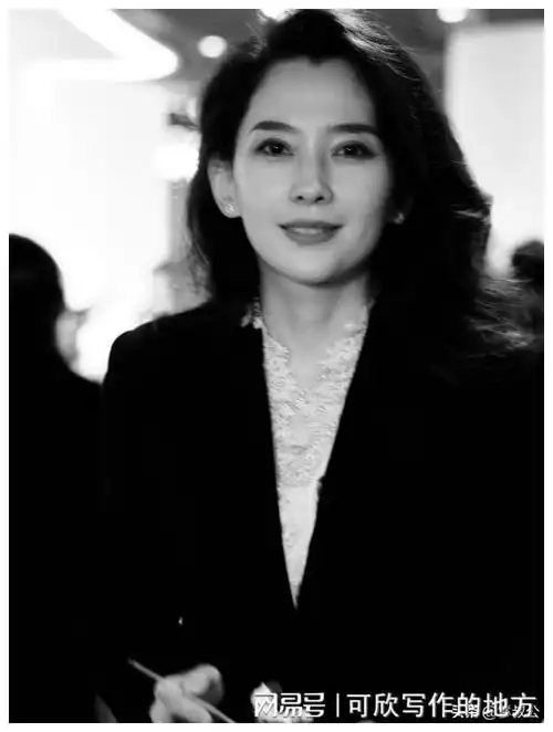 颜值爆表汪峰母亲节现身陪伴小34岁新欢李巧