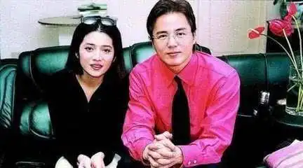 58岁林瑞阳染回黑发与美女合影,竖起大拇指搂美女肩年轻又帅气
