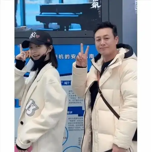 44岁张译上央视新闻,严肃发言梦回安警官,孟钰高启强却机场搞怪