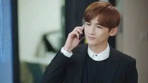 杨超越自拍双下巴失守一低头柔软的肉溢出