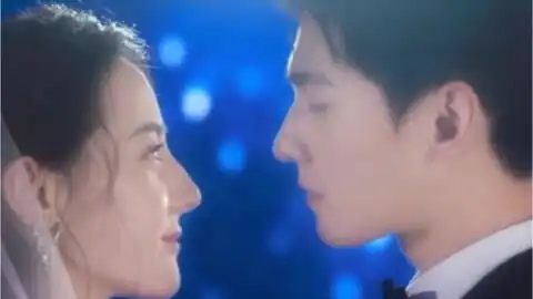 杨洋迪丽热巴还原剧照搂腰抱,两人一直眼神交汇,甜度爆表
