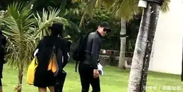 rain金泰希出国旅游,rain总回头看老婆两人形影不离
