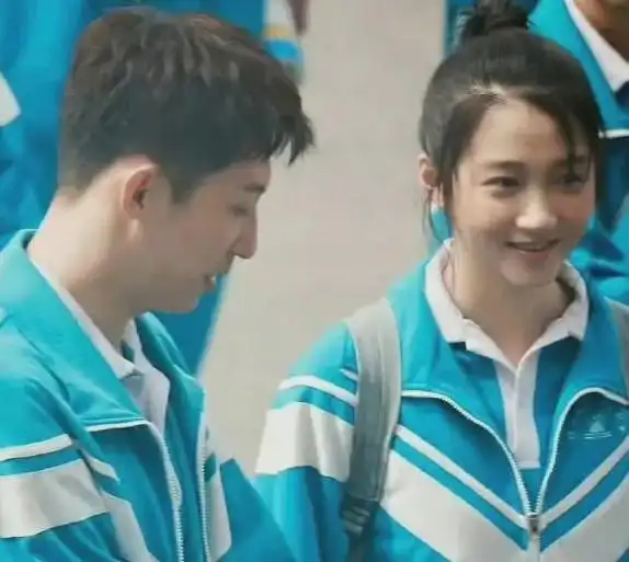 关晓彤黄景瑜高中生形象遭疑,竟有人吐槽像中年体育老师
