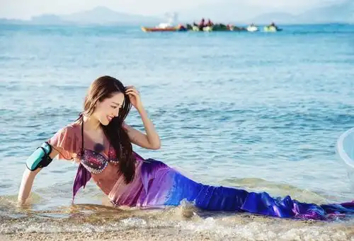 妻子团汉服出镜,蔡少芬娇媚,胡可端庄,她仿佛画卷中走出的
