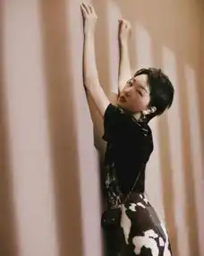 周冬雨鬼马造型可甜可盐,这身材比例绝了
