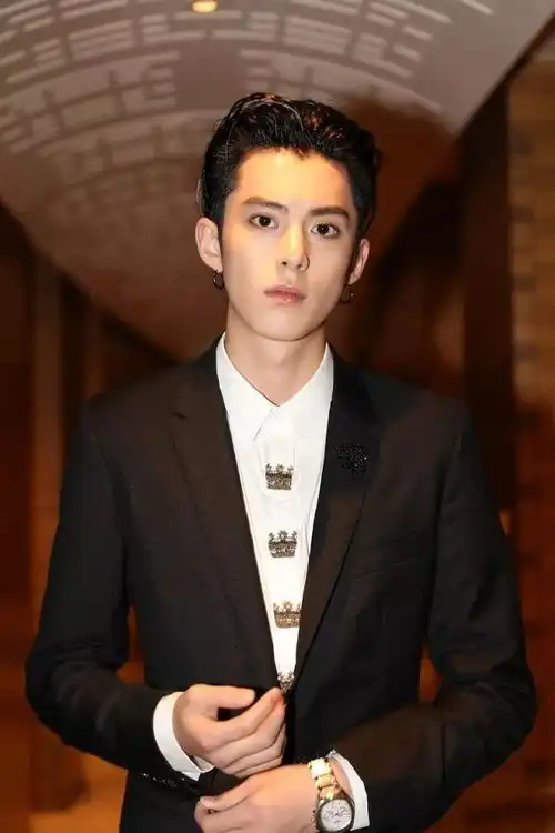 流星花园f4搭配伯爵,展现夏日色彩魅力