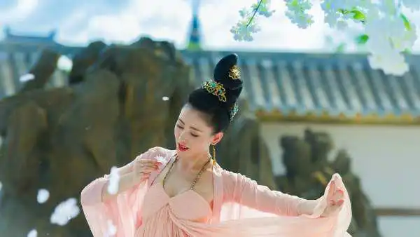 找一部小伙出车祸穿越到古代是什么电视剧
