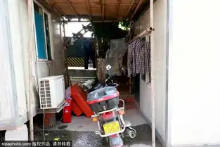 重庆现集装箱村柜族8人挤10平方米蜗居
