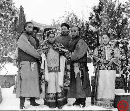 晚清老照片慈禧太后在太监搀扶下赏雪,陕甘总督左宗棠绷着脸
