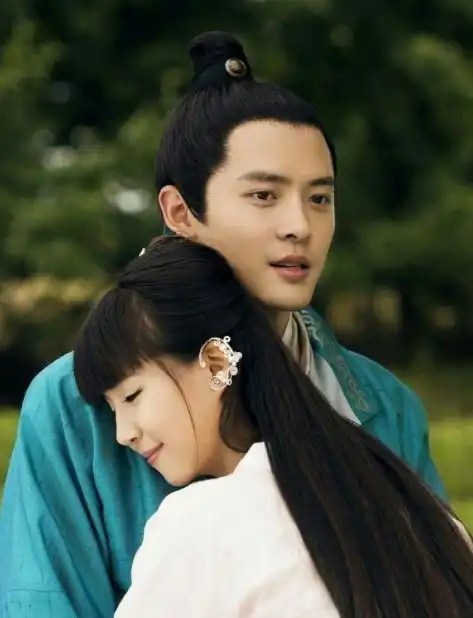 春晚转圈4小时走红,却陷早恋泡夜店传闻,转行拍戏后不温不火