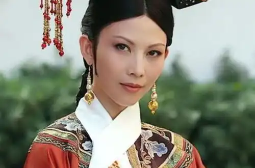蔡少芬现身美容院护肤,身边无人陪伴,高温天穿马丁靴不怕热

