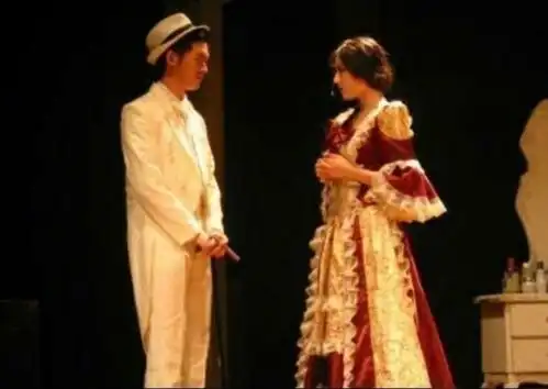 热巴堪称人间芭比宫廷造型美出新高度,高糊画质中的颜值太绝了
