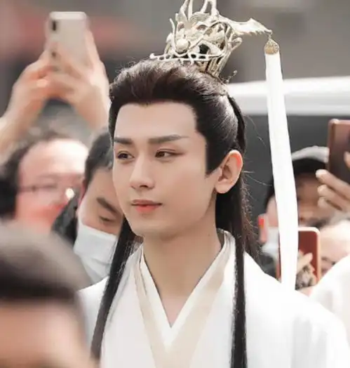 杨紫这次玩大了手握4部王炸爆款开启霸屏模式,搭档个个超一线