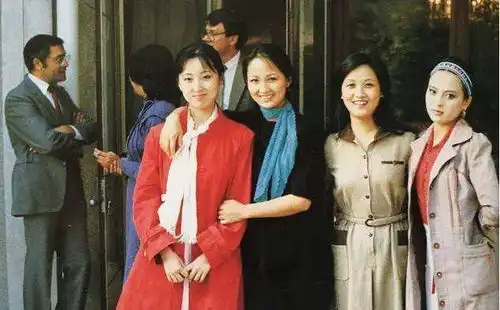 红楼梦定角色时,演员关系很微妙,她不走,邓婕不知会怎么样